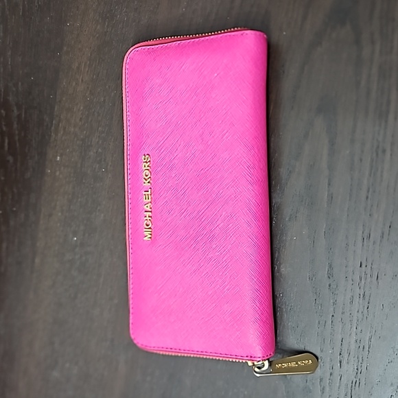 Michael Kors Jet Set Travel Wallet - Picture 1 of 3